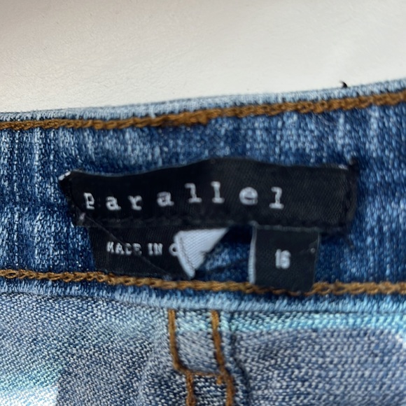 Parallel blue Jean capris with patchwork design - Picture 4 of 5